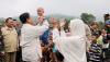 Momen Prabowo Peluk dan Cium Korban Gempa Cianjur - Bagian 3
