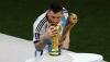 Momen Lionel Messi Cium Trofi Piala Dunia