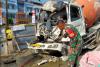 Diduga Rem Blong, Truk Molen Tabrak Kendaraan lain, Sopir Terjepit Kemudi
