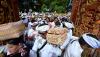 Umat Hindu Bali Sembahyang Hari Raya Galungan dengan Khidmat - Bagian 3