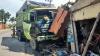 Truk Tanah Oleng Tabrak Rumah dan Toko di Mojokerto, 1 Orang Luka