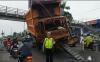 Trailer Bermuatan Bangkai Truk Nyangkut di JPO Palembang, Lalu Lintas Macet