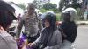 Tertib Berkendara, Emak-Emak di Subang Semringah Dapat Minyak Goreng dari Polisi