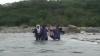 Miris, demi Bersekolah Siswa di Garut Harus Tantang Maut Seberangi Sungai Cirompang
