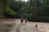  Jembatan Terendam, Para Pemuda di Kedungwanglu Terpaksa Gendong Anak Sekolah Menerjang Banjir