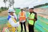 Pakai Teropong, Presiden Jokowi Tinjau Proyek Jalan Tol IKN Nusantara - Bagian 4