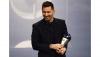Senyum Lionel Messi Angkat Trofi Pemain Terbaik FIFA 2022