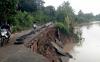 Ruas Jalan di Desa Siku Muara Enim Amblas Diterjang Banjir