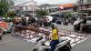Papan Reklame Roboh di Pontianak Timpa Gerobak Pedagang