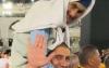Viral Jemaah Umrah Ini Gendong Ibunya Tawaf di Kakbah, Netizen Terharu