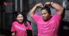 Bikin Ngakak Rian Mahendra Dipaksa Pramugari Pakai Baju Pink: Buat Kalian Nih Sekali Seumur Hidup