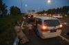 Berbahaya, Ini Potret Pemudik Berbuka Puasa di Bahu Jalan Tol Cipali