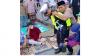 Heroik, Polisi Gendong Jemaah yang Ngesot ke Lokasi Salat Id di Pura Mangkunegaran Solo 