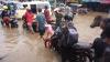 Jalan Raya Dayeuhkolot Bandung Terendam Banjir, Puluhan Motor Mogok