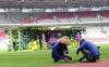 Begini Proses Pemasangan Rumput Sintetis Stadion GBK dengan Mesin Jahit