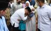 Momen Prabowo Peluk Erat Seorang Anak Kecil di Masjid Istiqlal - Bagian 1