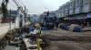 Fuso Pengangkut Galon Terperosok ke Proyek Drainase di Lembang KBB, Lalu Lintas Macet
