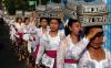 Umat Hindu Bali Jalan Beriringan Bawa Sesajen Persembahyangan Hari Raya Galungan - Bagian 1