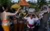 Umat Hindu Bali Jalan Beriringan Bawa Sesajen Persembahyangan Hari Raya Galungan - Bagian 2
