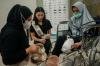 Momen Miss Indonesia 2022 Audrey Vanessa Bantu Pasangkan Kaki Palsu dari MNC Peduli - Bagian 4