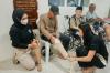 Momen Miss Indonesia 2022 Audrey Vanessa Bantu Pasangkan Kaki Palsu dari MNC Peduli - Bagian 3