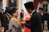 Momen Ibu Negara Iriana Cium Tangan Presiden Jokowi saat Terima Anugerah Tanda Kehormatan - Bagian 2