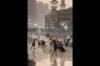 Foto-Foto Masjidil Haram Dilanda Badai, Jemaah Akan Ibadah Tertiup Angin Kencang - Bagian 2