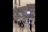 Foto-Foto Masjidil Haram Dilanda Badai, Jemaah Akan Ibadah Tertiup Angin Kencang - Bagian 1