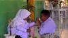 Momen Haru, Siswi SD Suapi Teman Disabilitas, Netizen: Masyaallah Nak, Mulia Sekali Hatimu 