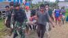 Sigap, Satgas Mobile Yonif MR 411 Kostrad Tolong Warga Sakit di Pedalaman Papua