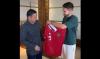 Bikin Haru, Sandy Walsh Hadiahi Jersey Debut di Timnas Indonesia untuk Orang Ini 