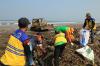 Tumpukan Sampah Pantai Cibutun Loji Akhirnya Dibersihkan - Bagian 1