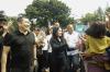 Momen Hangat Liliana Tanoesoedibjo Peluk Seorang Ibu Penerima Hadiah Uang Kaget - Bagian 7