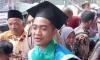 Viral Wisudawan Diantar Rombongan Sekampung, Ternyata Perdana Raih Sarjana di Keluarga