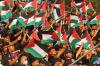 Suporter Kibarkan Bendera Palestina saat Laga Persik Kediri vs Persebaya Surabaya  - Bagian 1