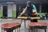 Petugas UPS Badan Air Pasar Minggu Ubah Sampah Kayu jadi Furnitur Cantik - Bagian 5