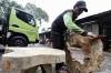 Petugas UPS Badan Air Pasar Minggu Ubah Sampah Kayu jadi Furnitur Cantik - Bagian 2