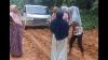 Viral Emak-Emak hendak Kondangan Tarik Pikap gegara Jalan Rusak di Solok Selatan