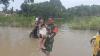 Evakuasi Terdampak Banjir, Babinsa Koramil Telanaipura Serma Rudiyanto Gendong Gadis Kecil