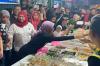 Niat Makan Malam di Angkringan Palembang, Siti Atikoh Mendadak Diserbu Warga Berebut Berfoto - Bagian 3
