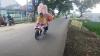 Viral Emak-Emak di Demak Jualan Kerupuk Goreng Pasir Gunakan Moge Pink