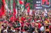 Ribuan Massa Pendukung Ganjar-Mahfud Berdatangan ke Simpang Lima Semarang - Bagian 4