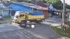 Pengendara Motor Perempuan Tertabrak Truk Terekam CCTV di Maros, Terpelanting ke Jalan