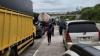 Jenuh Terjebak Macet Berjam-jam di Tol Bocimi, Pengendara Keluar Mobil
