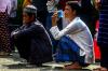 Ratusan Warga Palembang Rela Kepanasan demi Dapat Beras Murah - Bagian 4