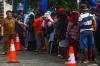 Ratusan Warga Palembang Rela Kepanasan demi Dapat Beras Murah - Bagian 3