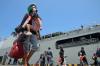 Ratusan Orang Mudik dengan Kapal Perang KRI Banda Aceh Tiba di Semarang - Bagian 2