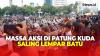 Demo Ricuh, Massa Aksi Saling Lempar Batu dan Botol di Patung Kuda