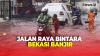 Jalan Raya Bintara Bekasi Banjir, Pemotor Nekat Menerobos