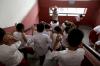 Anak-Anak SD Berlindung di Bawah Meja Ketika Gempa Bumi - Bagian 6